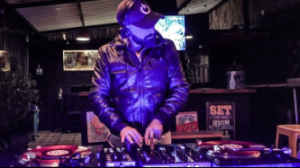 DJ_Rickman_foto_6_luz_morada